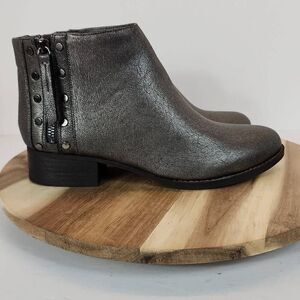 Vince Camuto Catile Pewter Gunmetal Leather Side Zip Ankle Booties Size 8 M